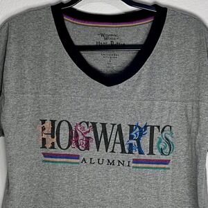 Harry Potter Hogwarts Alumni universal studios Graphic Tee V-Neck‎ T-Shirt Large